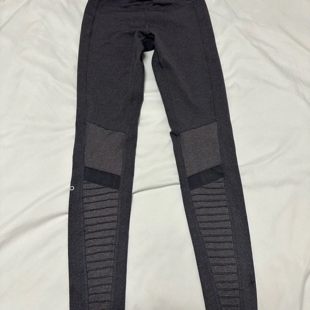 ALO YOGA MOTO LEGGING